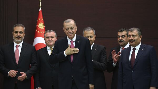 Президент Турции Реджеп Тайип Эрдоган (в центре) стоит с новыми членами кабинета министров во время церемонии инаугурации  в Анкаре - Sputnik Азербайджан