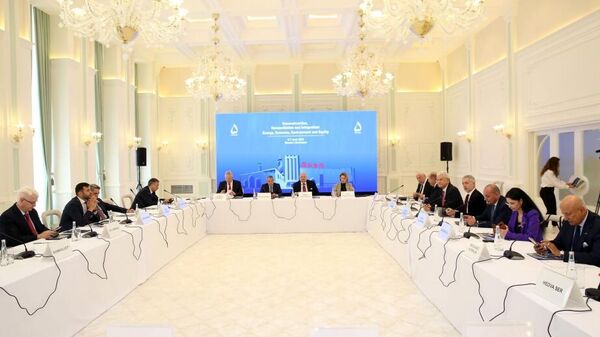 В Шуше проходит международный форум на тему «Реконструкция, мир и интеграция: энергия, экономика, окружающая среда и капитал» - Sputnik Азербайджан