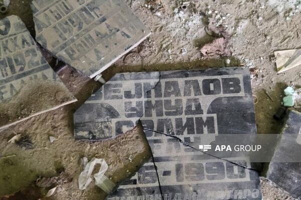 Камни из мрамора, демонтированные армянами с могил азербайджанцев, обнаружены в селе Азых  - Sputnik Азербайджан