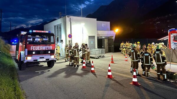 Пожарные возле туннеля Терфенер во Фритценсе, западная Австрия, где вспыхнул пожар - Sputnik Азербайджан