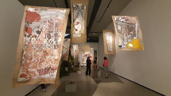 Выставка известной азербайджанской художницы Аиды Махмудовой Небеса могут подождать и коллективная экспозиция мастеров Седьмое одиночество - Sputnik Азербайджан