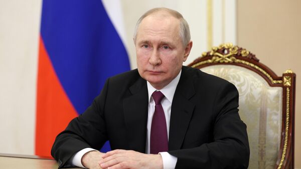 Видеообращение президента РФ В. Путина к участникам первого Международного форума министров образования - Sputnik Азербайджан