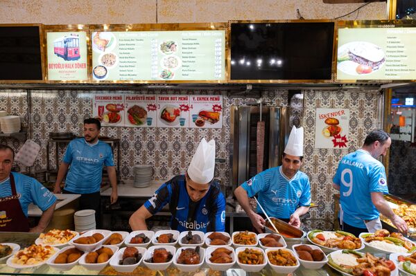 Работники ресторана в футболках команд &quot;Манчестер Сити&quot; и &quot;Интер&quot; в Стамбуле накануне финала Лиги чемпионов УЕФА. - Sputnik Азербайджан