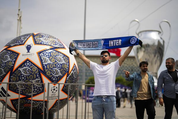 Мужчина с шарфом на площади Таксим в Стамбуле. - Sputnik Азербайджан