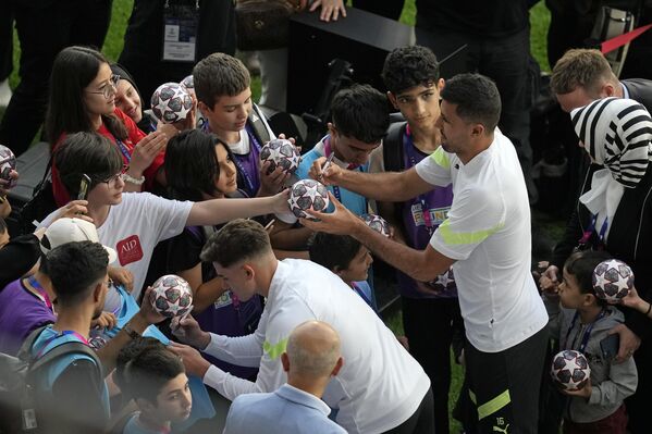 Футболист «Манчестер Сити» Хулиан Альварес раздает автографы перед тренировкой на Олимпийском стадионе имени Ататюрка в Стамбуле. - Sputnik Азербайджан