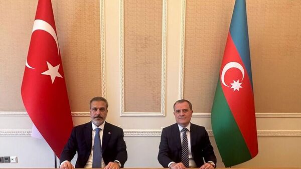 Министр иностранных дел Азербайджана Джейхун Байрамов совместно с новым главой МИД Турции Хаканом Фиданом - Sputnik Азербайджан