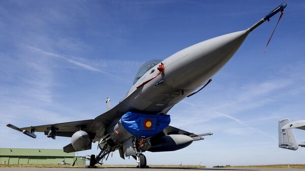 Боевой самолет F-16 ВВС США готовится к тренировочным полетам в преддверии учений Air Defender 2023 - Sputnik Азербайджан
