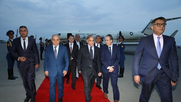 Премьер-министр Пакистана прибыл с официальным визитом в Азербайджан - Sputnik Азербайджан