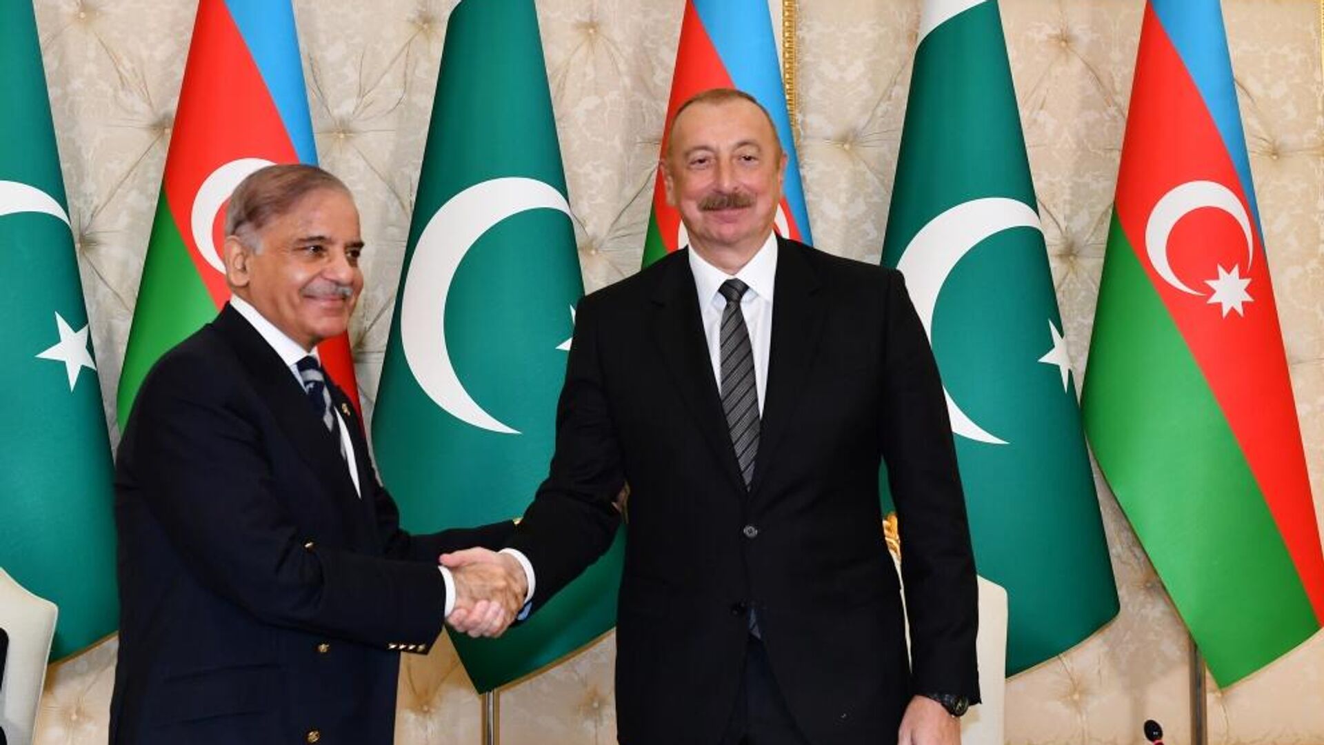 Президент Ильхам Алиев и премьер-министр Мухаммад Шахбаз Шариф - Sputnik Азербайджан, 1920, 15.06.2023