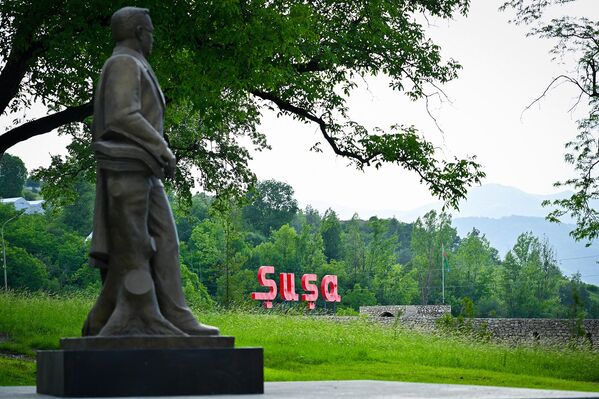 Памятник Узеиру Гаджибекову в Шуше. - Sputnik Азербайджан