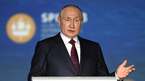 Президент России Владимир Путин выступает на пленарном заседании Петербургского международного экономического форума (ПМЭФ) - Sputnik Азербайджан