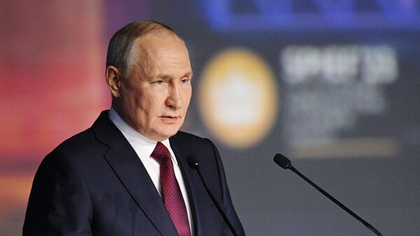 Президент России Владимир Путин выступает на пленарном заседании Петербургского международного экономического форума (ПМЭФ) - Sputnik Azərbaycan