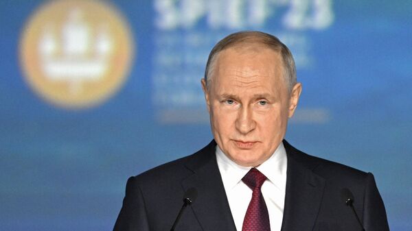Президент России Владимир Путин выступает на пленарном заседании Петербургского международного экономического форума (ПМЭФ) - Sputnik Азербайджан