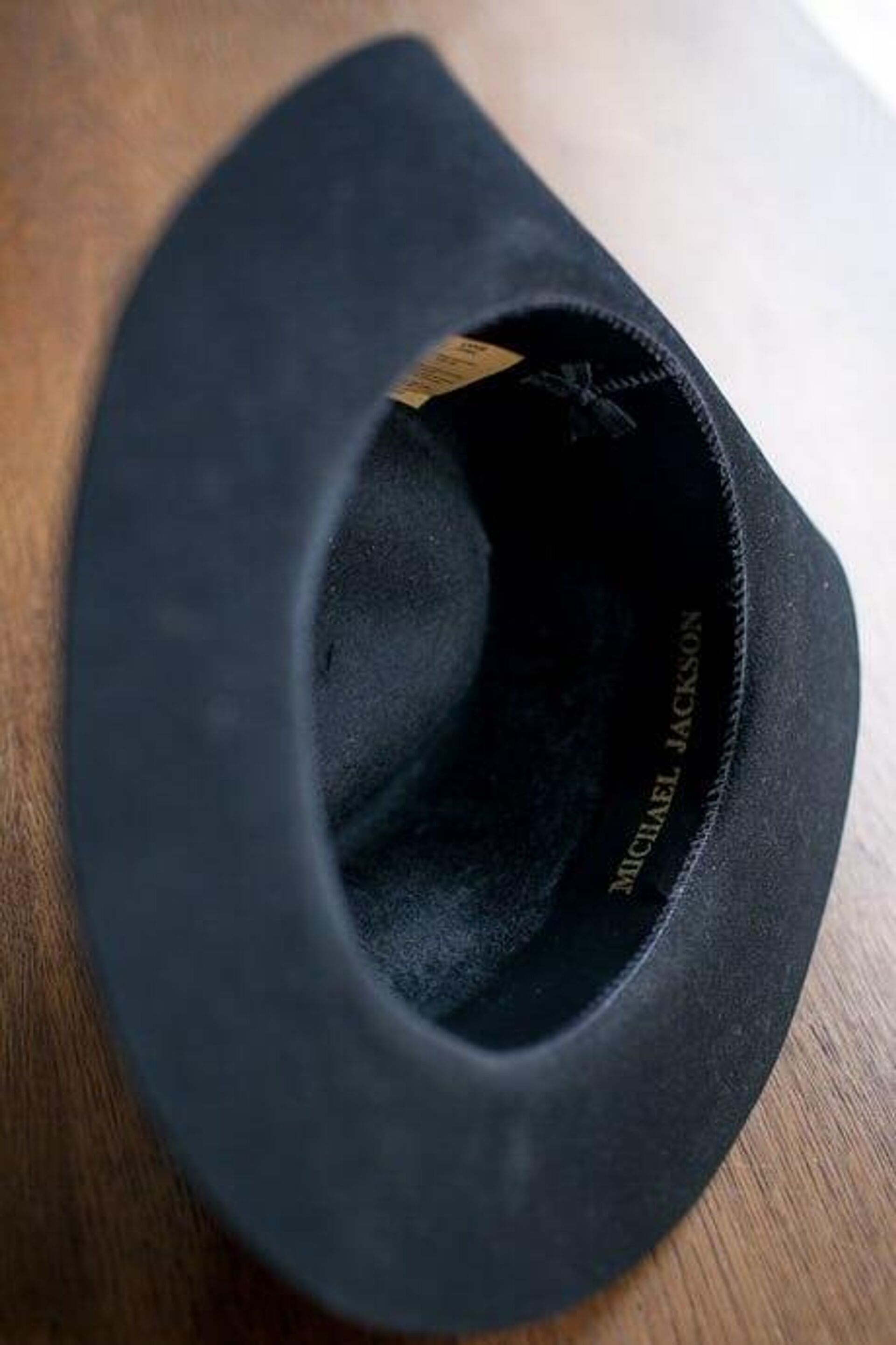 Шляпа Майкла Джексона, которая хранится у бакинского поклонника исполнителя Ильгара Гулиева - Sputnik Азербайджан, 1920, 22.06.2023