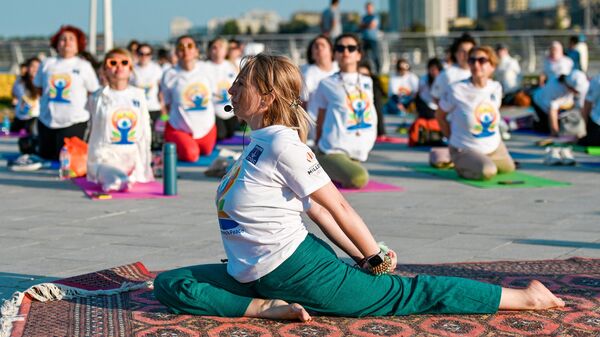 Открытый урок йоги на бакинском бульваре. - Sputnik Азербайджан