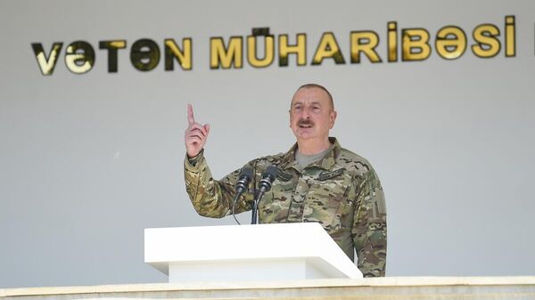 Президент Ильхам Алиев ознакомился с условиями, созданными в одной из воинских частей коммандо - Sputnik Азербайджан