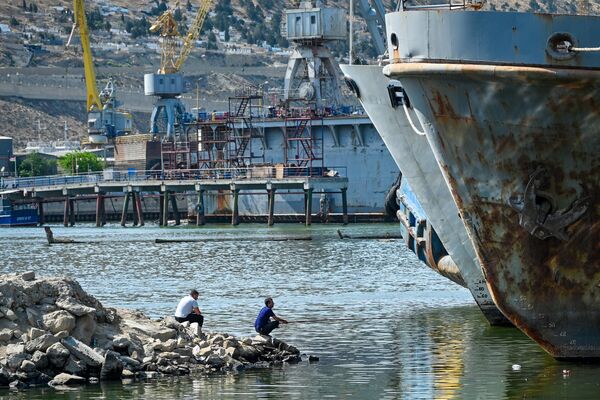 «Кладбище» кораблей вблизи судоремонтного завода «Биби-Эйбат» - Sputnik Азербайджан
