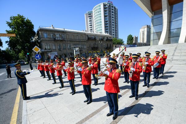 Выступления военных оркестров по случаю Дня Вооруженных cил в Баку. - Sputnik Азербайджан