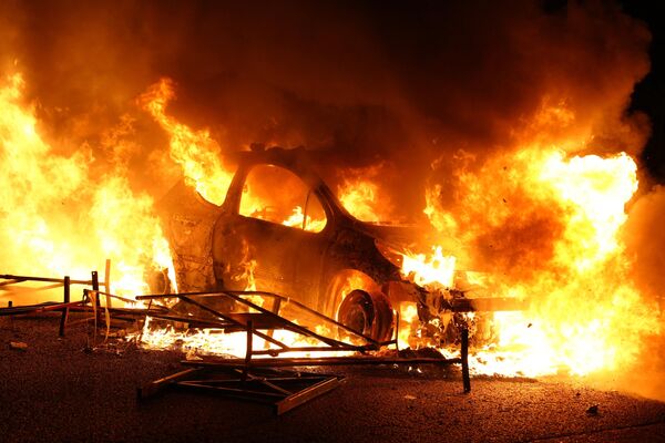 Автомобиль, уничтоженный протестующими в Нантере. - Sputnik Азербайджан