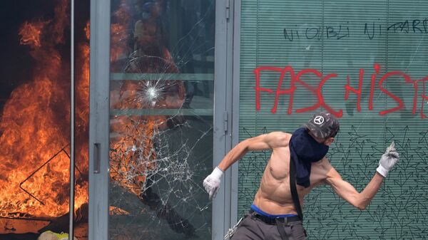  Ожесточенные протесты в пригороде Парижа Нантре (Франция) - Sputnik Азербайджан