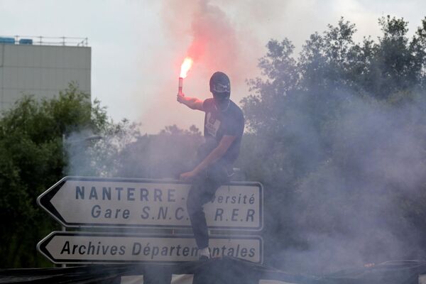 Протестующий в парижском пригороде Нантер во время протестов. - Sputnik Азербайджан