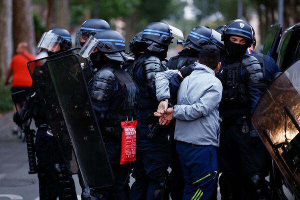 Полицейские арестовывают мужчину во время протестов. - Sputnik Азербайджан