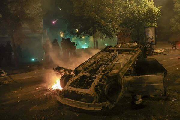 Горящие машины в парижском пригороде Нантер. - Sputnik Азербайджан