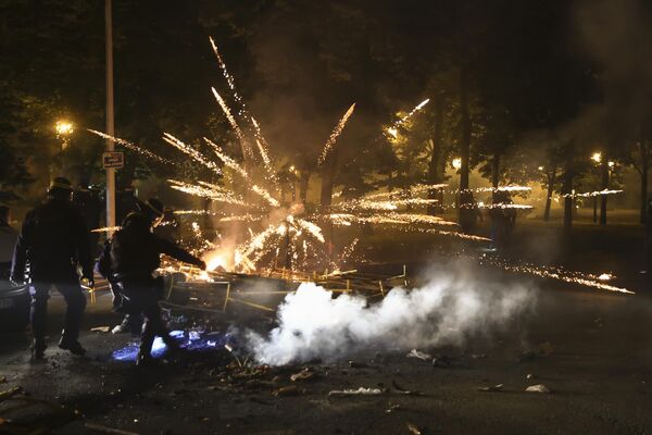 Полиция в парижском пригороде Нантер во время протестов. - Sputnik Азербайджан