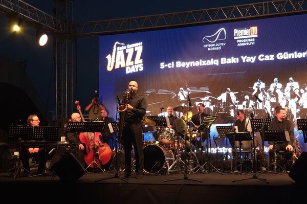 Государственный камерный оркестр джазовой музыки имени Олега Лундстрема выступил в Баку - Sputnik Азербайджан