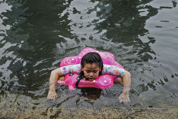 Девочка купается в озере в Пекине.   - Sputnik Азербайджан