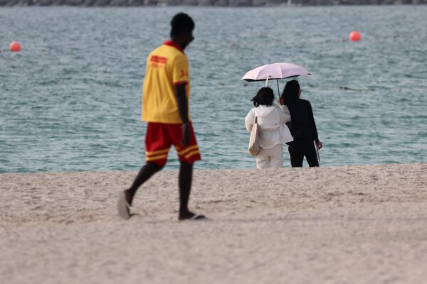 Люди на пляже в Дубае. - Sputnik Азербайджан
