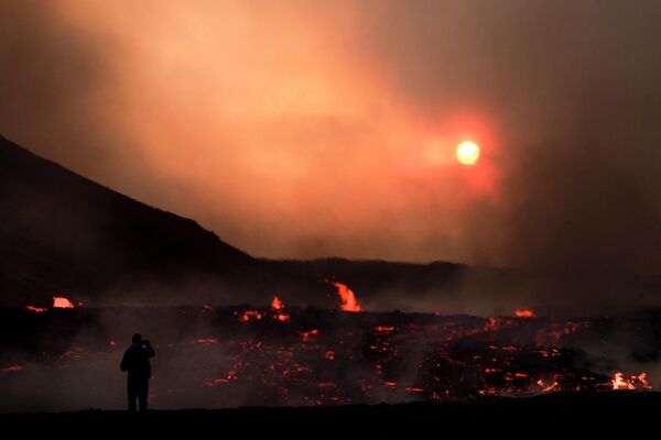 İslandiyanın paytaxtı Reykyavik yaxınlığında vulkan püskürməsi. - Sputnik Azərbaycan