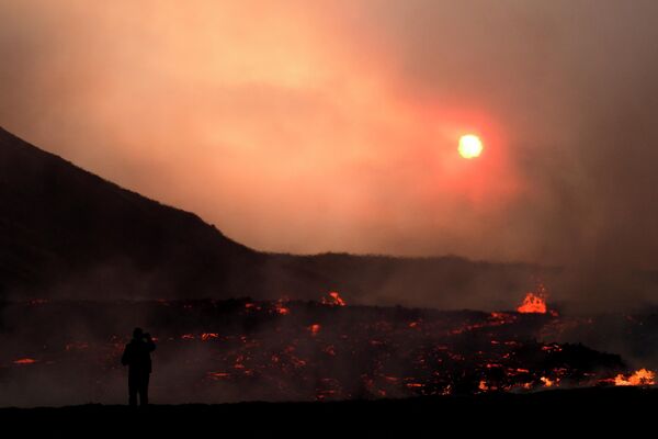 Извержение вулкана недалеко от столицы Исландии Рейкьявика. - Sputnik Азербайджан