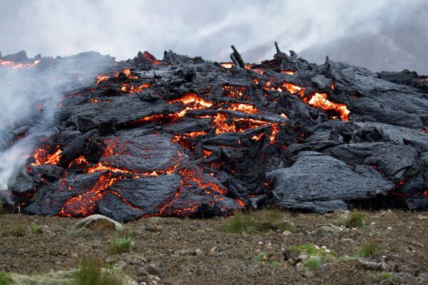 Извержение вулкана недалеко от столицы Исландии Рейкьявика. - Sputnik Азербайджан