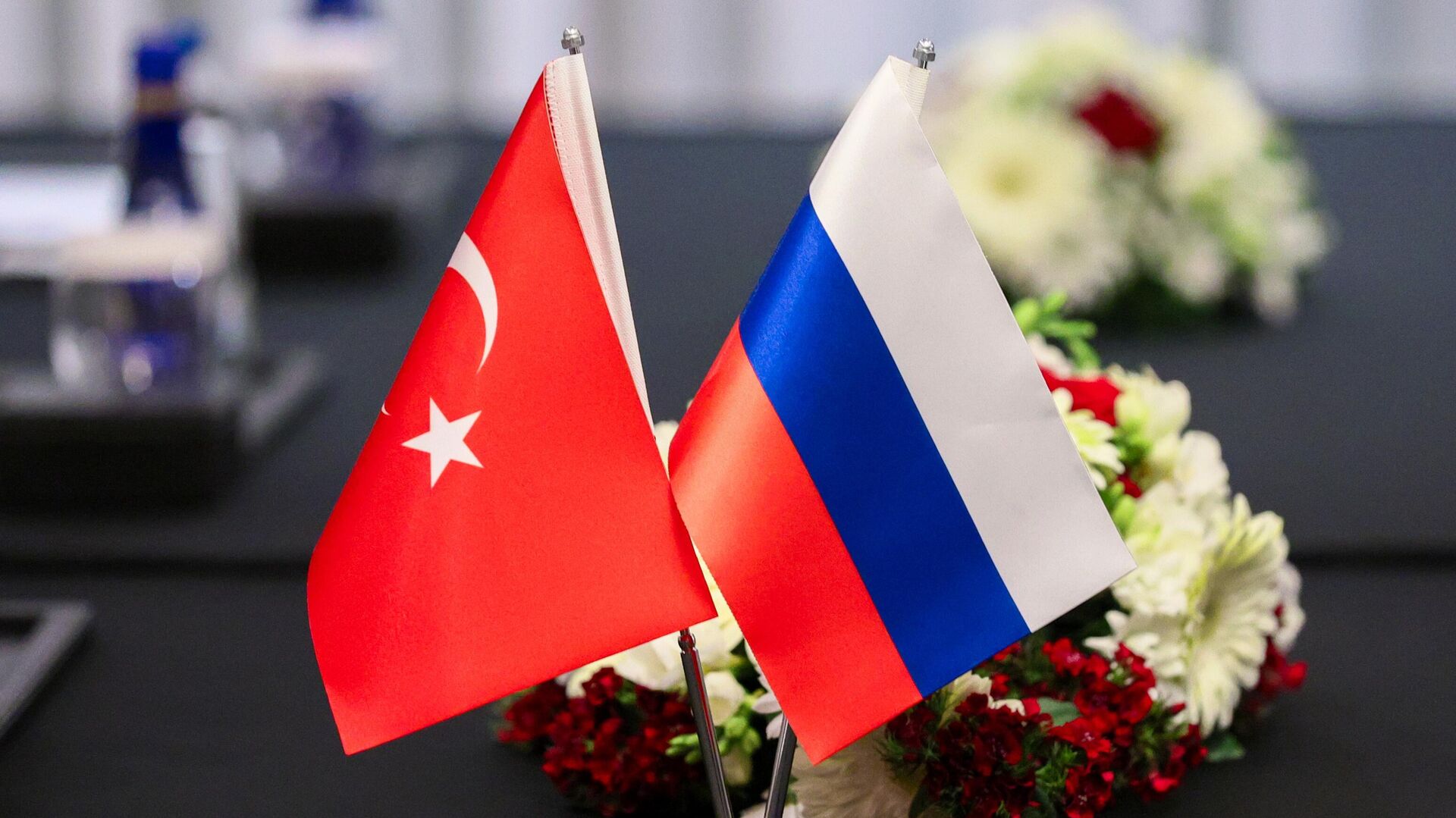 Флаги России и Турции  - Sputnik Azərbaycan, 1920, 25.05.2023