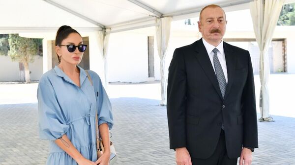 Президент Ильхам Алиев и первая леди Мехрибан Алиева ознакомились с работами, проводимыми в Центральном ботаническом саду - Sputnik Азербайджан