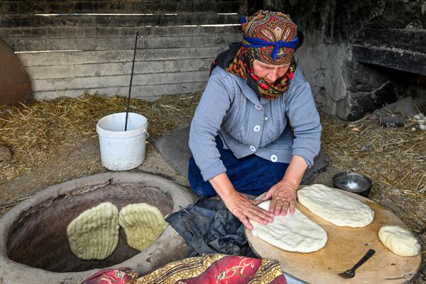 Выпечка хлеба в тендире в селе Сюндю Гобустанского района. - Sputnik Азербайджан