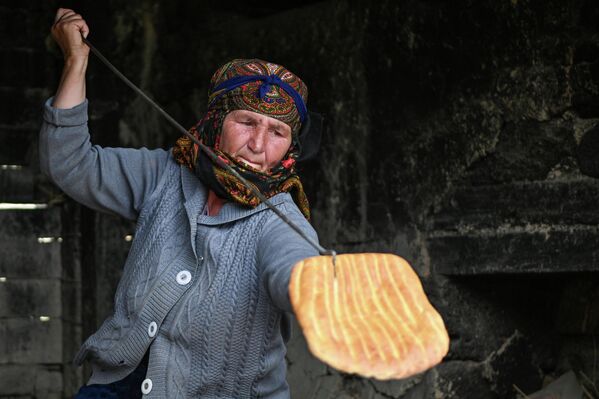 Выпечка хлеба в тендире в селе Сюндю Гобустанского района. - Sputnik Азербайджан
