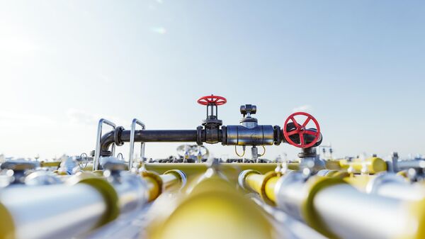 Газовый кран с системой трубопроводов на газовой станции - Sputnik Азербайджан