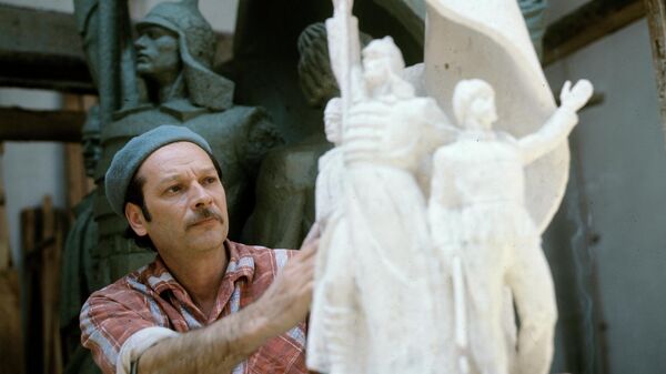 Видный азербайджанский скульптор Токай Мамедов - Sputnik Азербайджан
