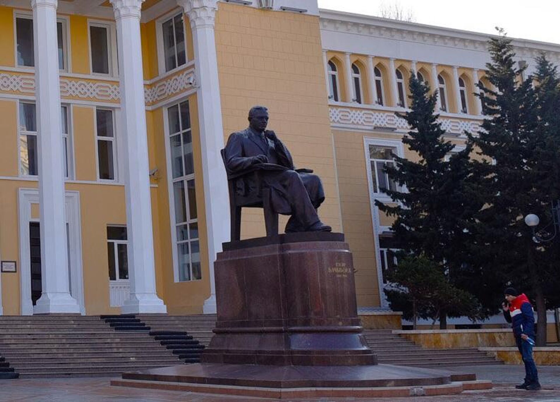 Памятник Узеиру Гаджибекову в Баку - Sputnik Азербайджан, 1920, 17.07.2023