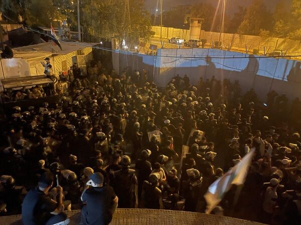 Протестующие рядом с посольством Швеции в Багдаде. - Sputnik Азербайджан