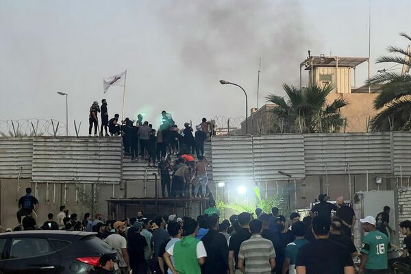 Протестующие рядом с посольством Швеции в Багдаде. - Sputnik Азербайджан