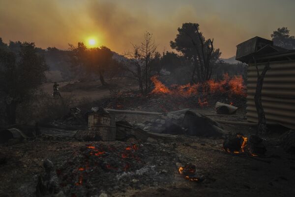 Сильные лесные пожары на греческом Родосе. - Sputnik Азербайджан