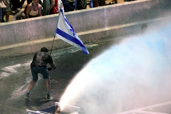Демонстрант на акции протеста против плана израильского правительства по судебной реформе в Тель-Авиве. - Sputnik Азербайджан