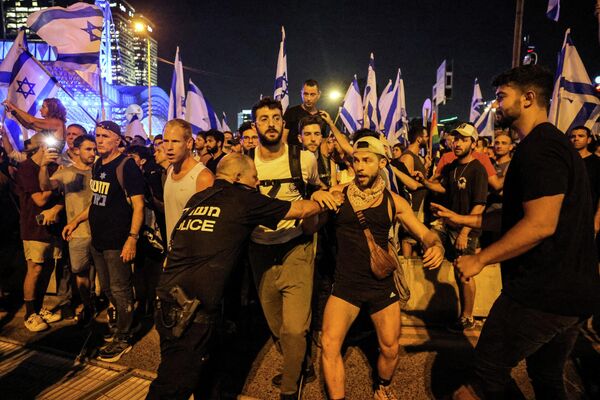 Израильская полиция разгоняет демонстрантов во время акции протеста против плана израильского правительства по судебной реформе в Тель-Авиве. - Sputnik Азербайджан