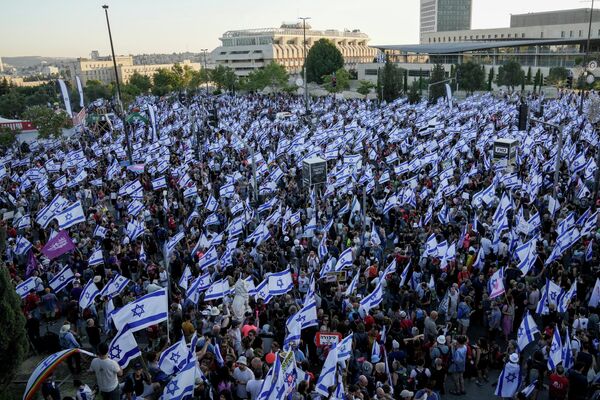 Израильтяне протестуют против плана израильского правительства по судебной реформе в Иерусалиме. - Sputnik Азербайджан