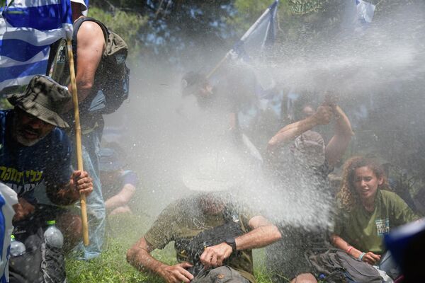 Израильская полиция разгоняет демонстрантов во время акции протеста против плана израильского правительства по судебной реформе в Иерусалиме. - Sputnik Азербайджан