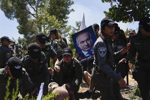 Израильская полиция разгоняет демонстрантов во время акции протеста против плана израильского правительства по судебной реформе в Тель-Авиве. - Sputnik Азербайджан