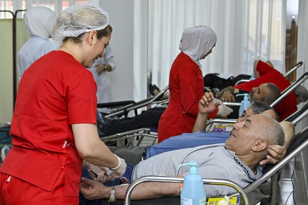 Акция сдачи донорской крови в связи с днем Ашура в мечети Тезе Пир в Баку. - Sputnik Азербайджан